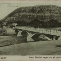 Piatra-Neamţ. Podul Bistriţei înspre oraş şi muntele Pietricica