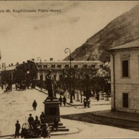 Piatra-Neamţ. Piaţa cu statuia M. Kogălnicenau